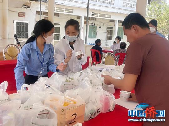 3月29日，中国援柬中医医疗队走进禄山华侨学校开展义诊活动。　钟欣 摄
